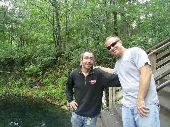 Com o Tony, nosso guia nas cavernas alagadas em Peacock, na Flórida, Estados Unidos
